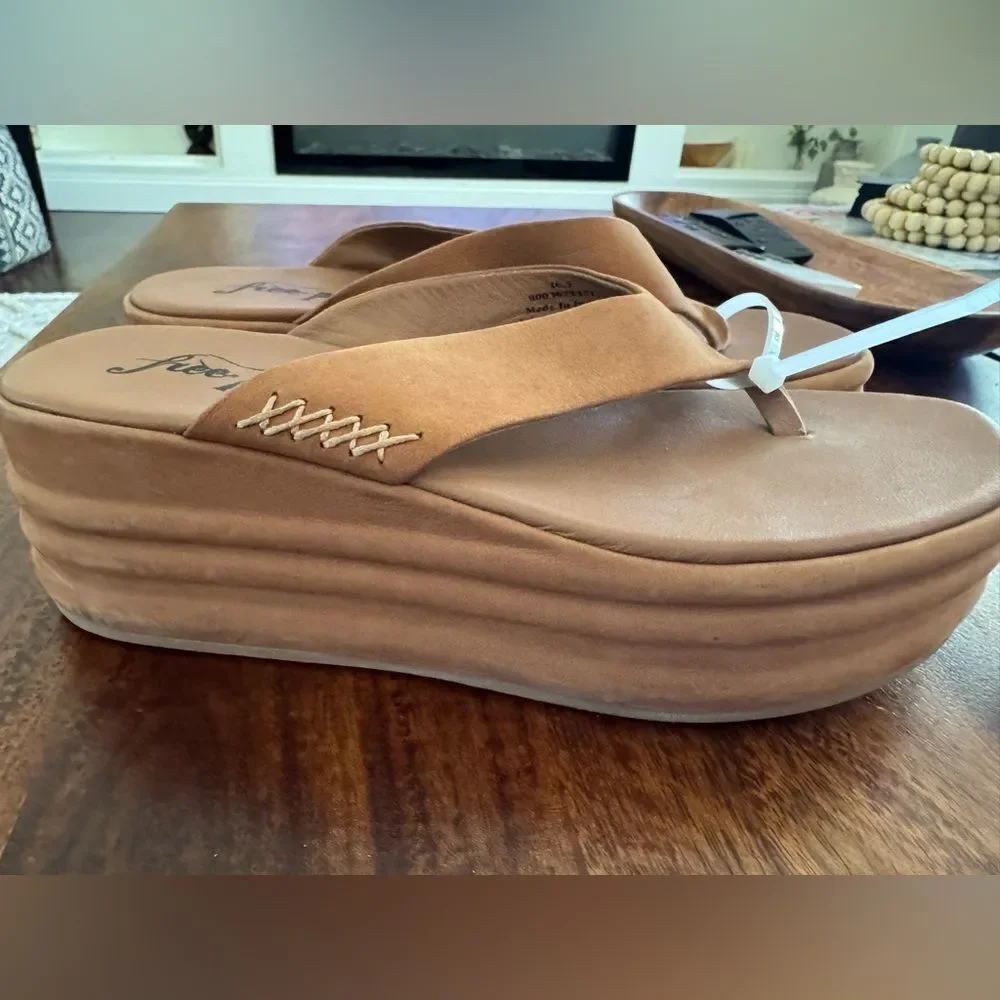 FREE PEOPLE Haven Thong Platform Sandals / Tan